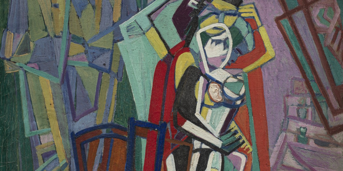 Jeune femme se coiffant